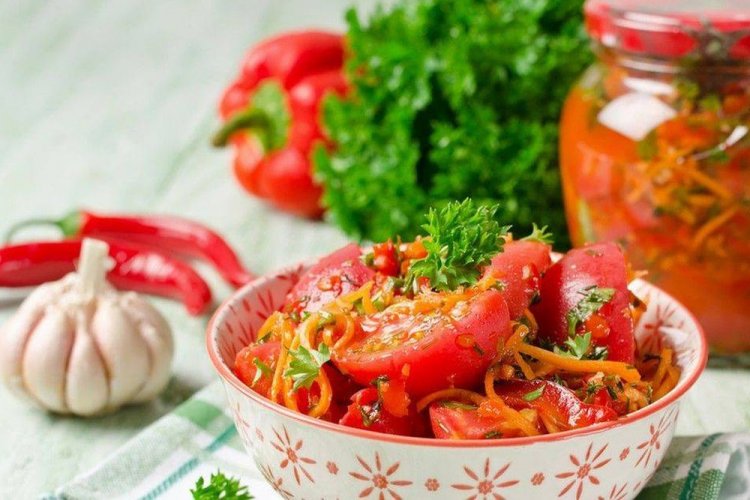 Ensalada picante de tomates, zanahoria, cebolla y ajo para el invierno