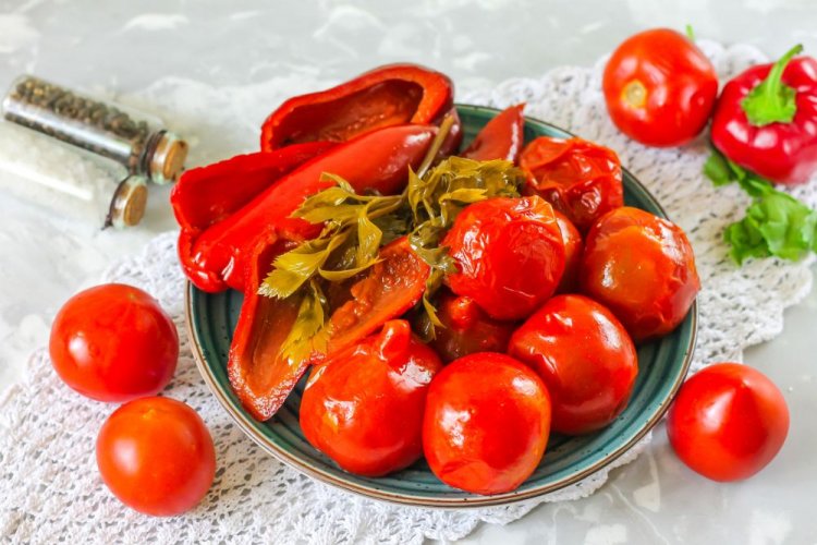Tomates fermentados con pimiento morrón y cebolla en barril