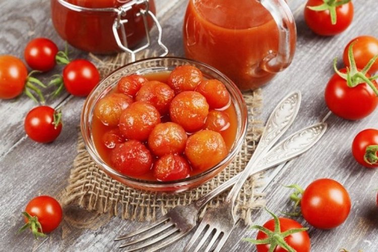 Tomates pelados, enlatados con cebolla en zumo de tomate