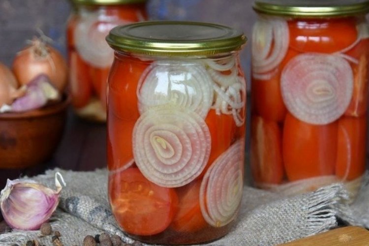 Tomates en mitades con cebolla y ajo