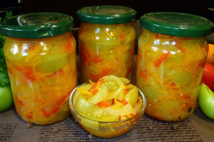 Tomates verdes con zanahoria, pimiento morrón y cebolla