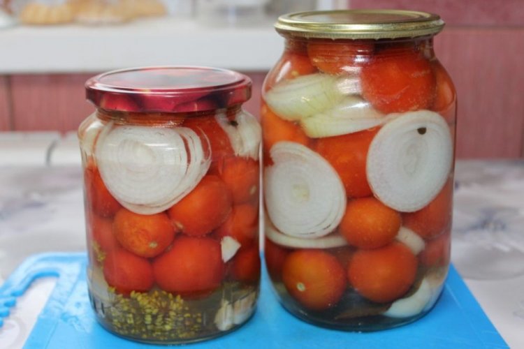 Tomates encurtidos con cebolla y aspirina