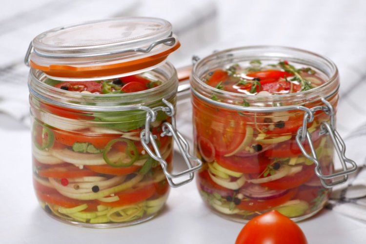 Ensalada de tomates, pimiento picante y cebolla para el invierno