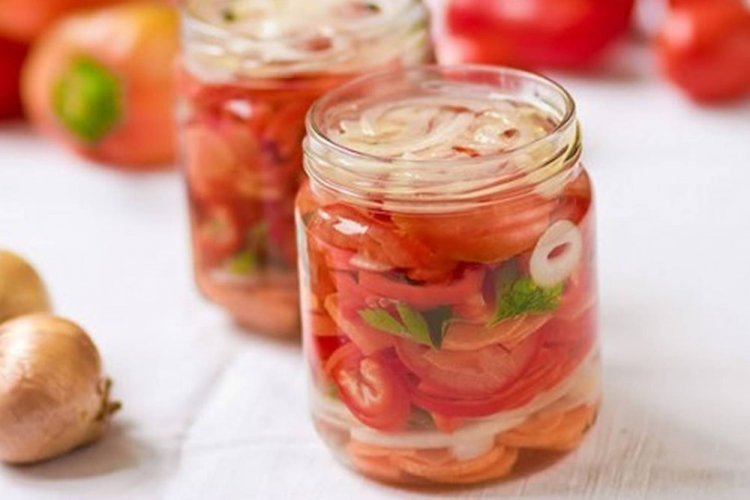 Tomates con cebolla, zanahoria, pimiento morrón y pimiento picante para el invierno