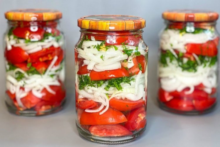 Tomates con cebolla y eneldo en capas para el invierno