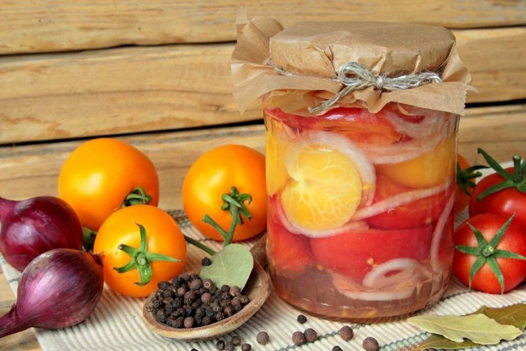 Tomates con cebolla en adobo de miel para el invierno