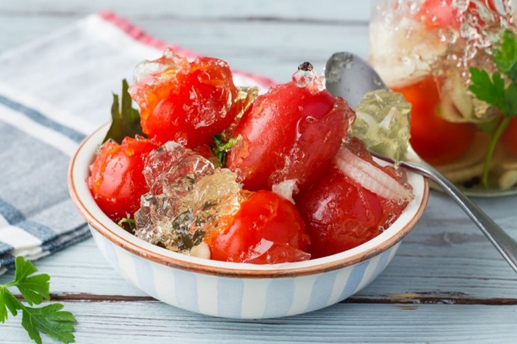 Tomates con cebolla en gelatina