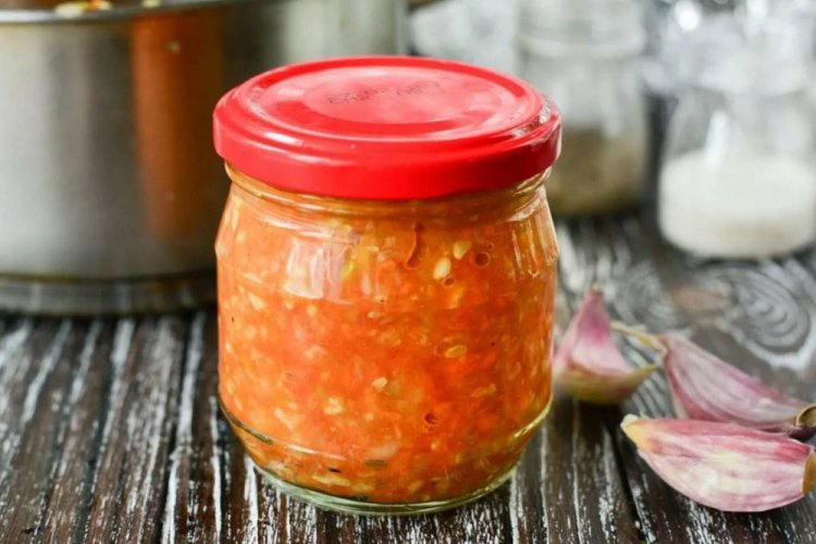 Ensalada de calabacín «Uncle Ben's» con ajo, rábano picante y pimiento picante
