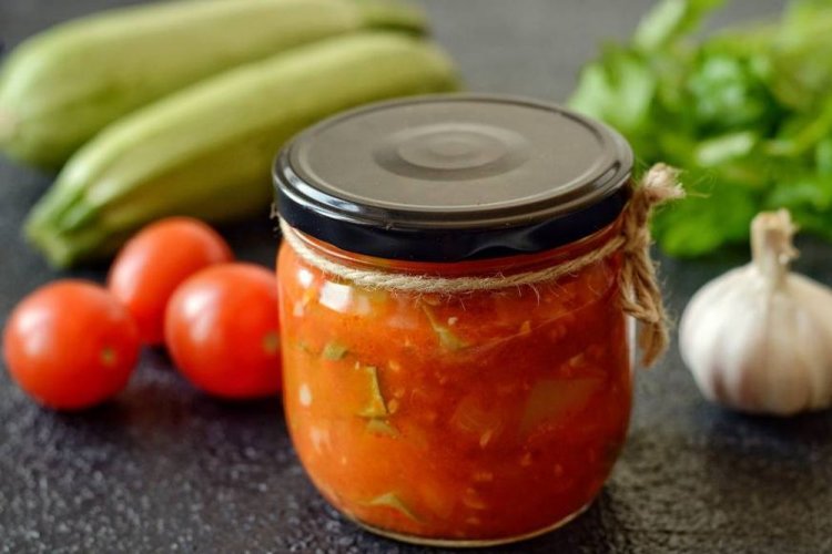 Ensalada de calabacín «Uncle Ben's» con tomates, hierbas y ajo