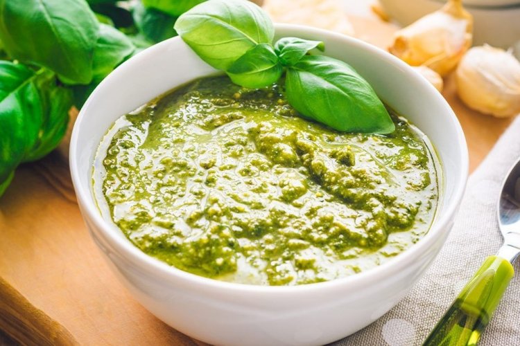 Salsa de nueces y albahaca para carne