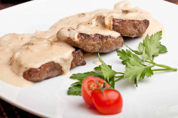Salsa de setas silvestres con verduras para carne