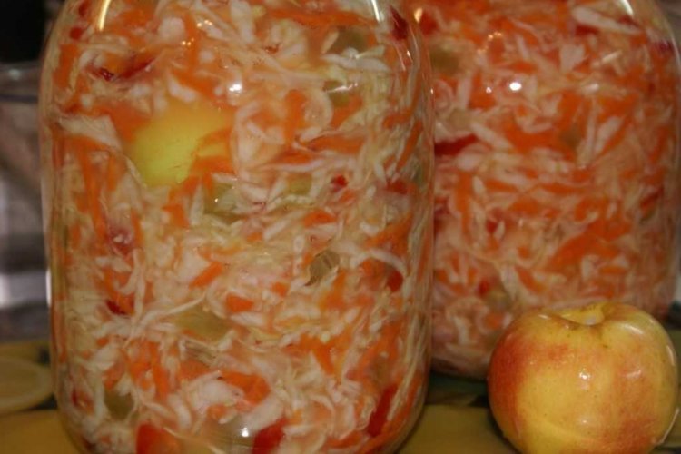 Ensalada de pepino y col con manzanas