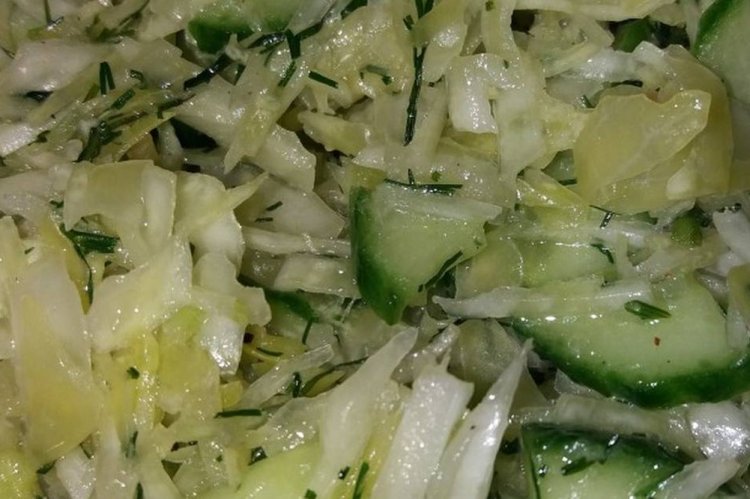 Ensalada de pepino y col sin vinagre