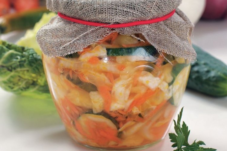 Ensalada de pepino con col, cebolla y zanahoria