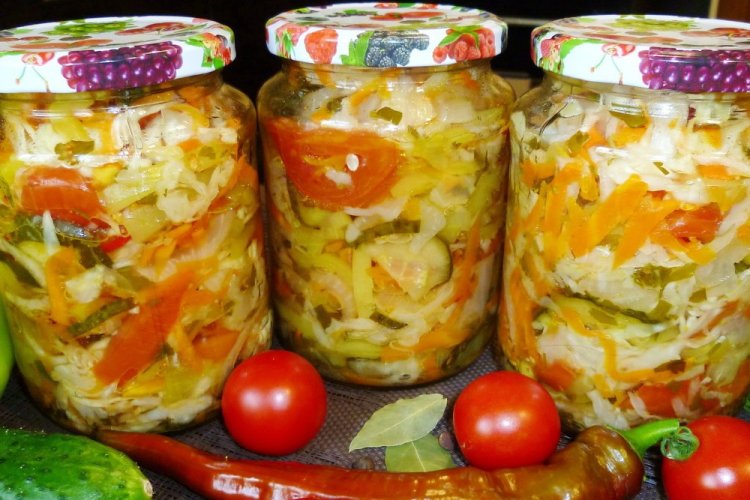 Ensalada de pepino, col y tomate para el invierno