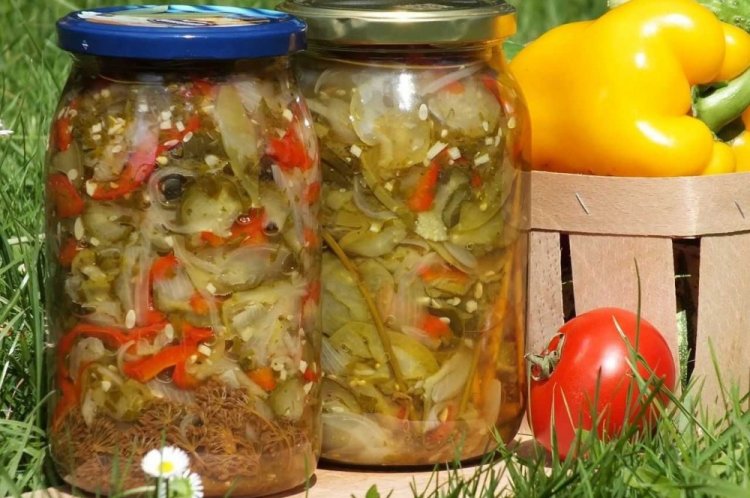 Ensalada campestre de pepino y col con verduras