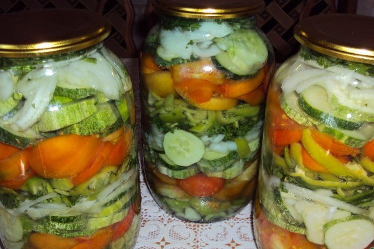 Ensalada de pepino, col y calabacín para el invierno