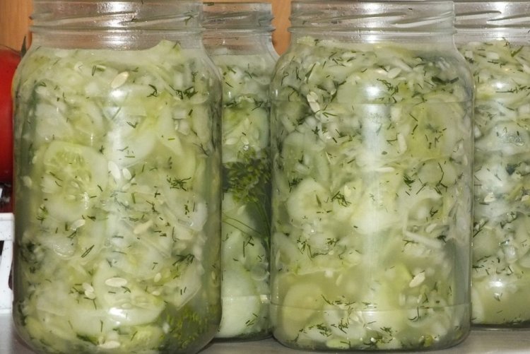 Ensalada de pepino y col con apio para el invierno