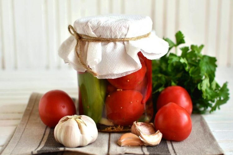 Tomates al estilo georgiano con ajo, pimiento morrón y mostaza