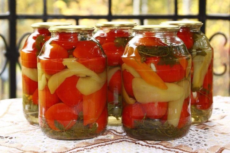 Tomates al estilo georgiano con pimiento morrón, hierbas y vodka