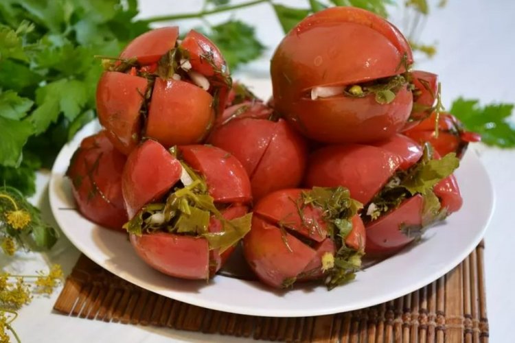 Tomates al estilo georgiano rellenos de hierbas y ajo