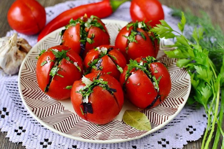 Tomates rellenos al estilo georgiano para el invierno
