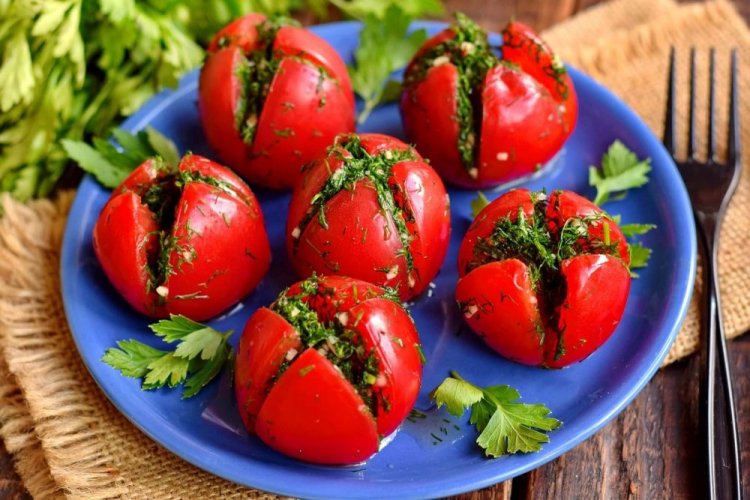 Tomates rellenos al estilo georgiano con jugo de manzana
