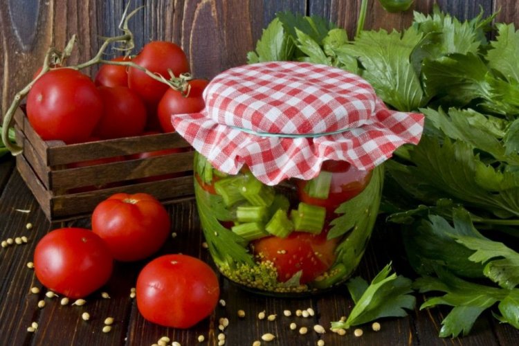 Tomates al estilo georgiano con mostaza y apio