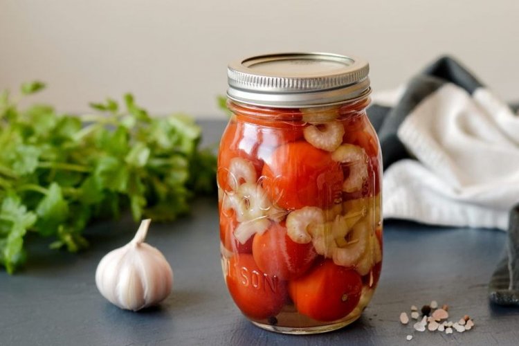 Tomates al estilo georgiano con apio y ajo