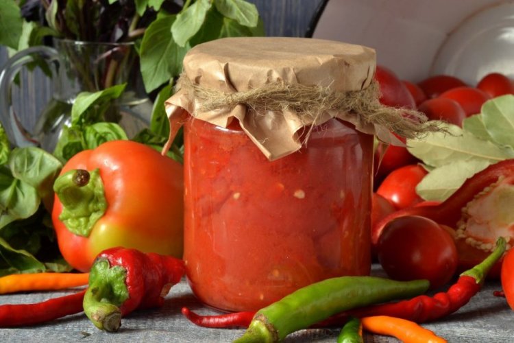 Tomates al estilo georgiano en salsa picante