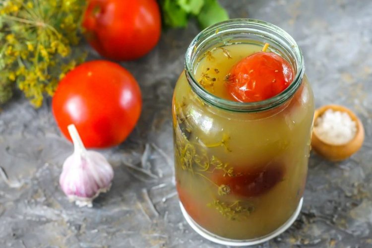 Tomates fermentados al estilo georgiano con eneldo y ajo