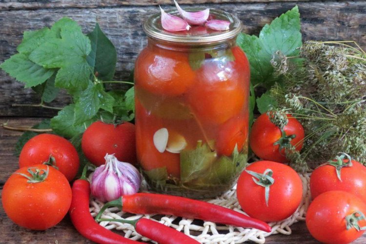 Tomates al estilo georgiano con chile picante, ajo y hojas aromáticas