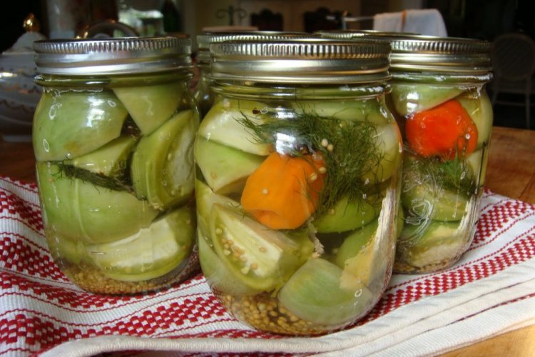 Tomates verdes al estilo georgiano con mostaza, zanahorias y jugo de limón