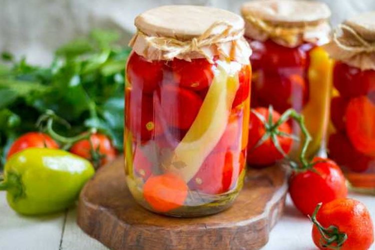Tomates al estilo georgiano con pimiento morrón y cilantro