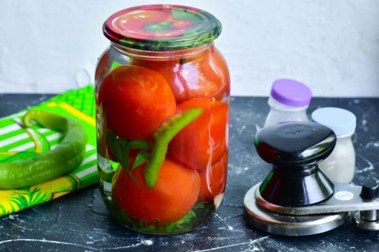 Tomates marinados al estilo georgiano con chile picante y ajo