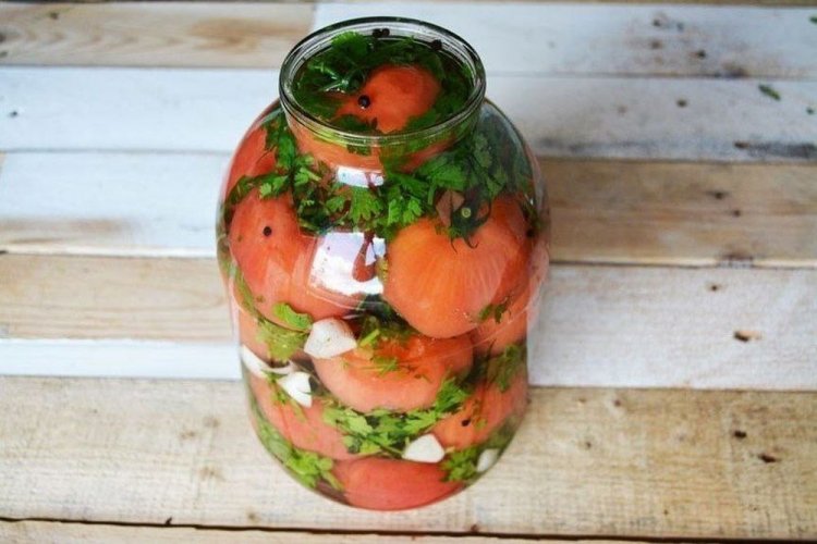 Tomates al estilo georgiano con hierbas y ajo de forma fría