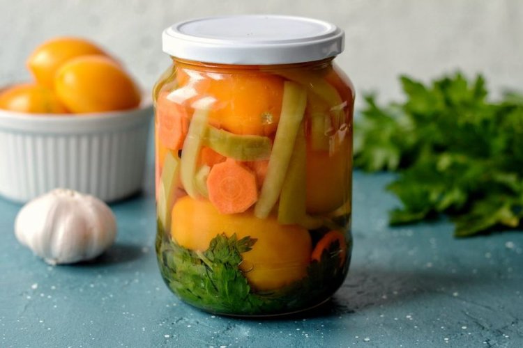 Tomates amarillos al estilo georgiano con zanahorias, pimiento dulce y ajo