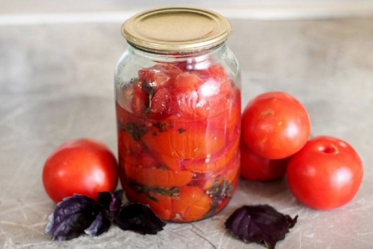 Halbierte Tomaten mit Olivenöl und Basilikum