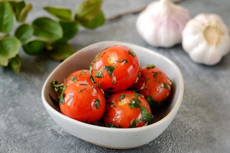 Fermentierte Tomaten mit Basilikum, Petersilie und Knoblauch