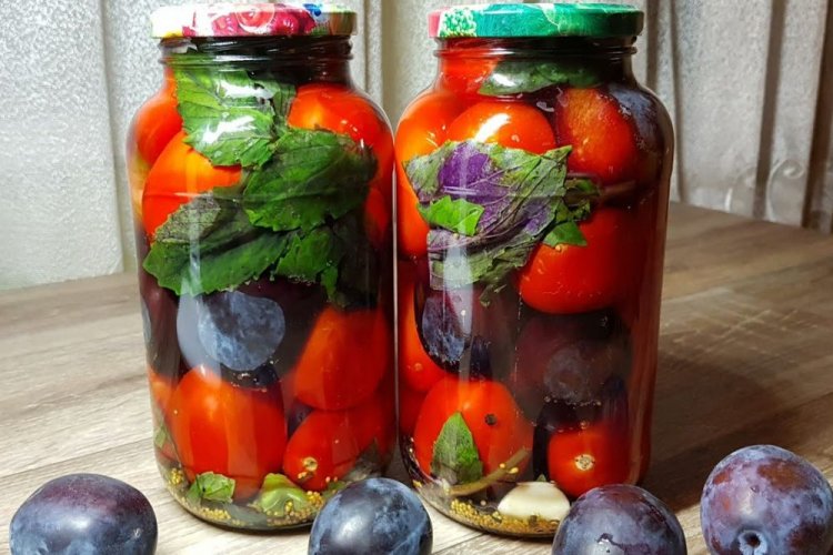 Tomaten mit Pflaumen, Senf und Basilikum für den Winter