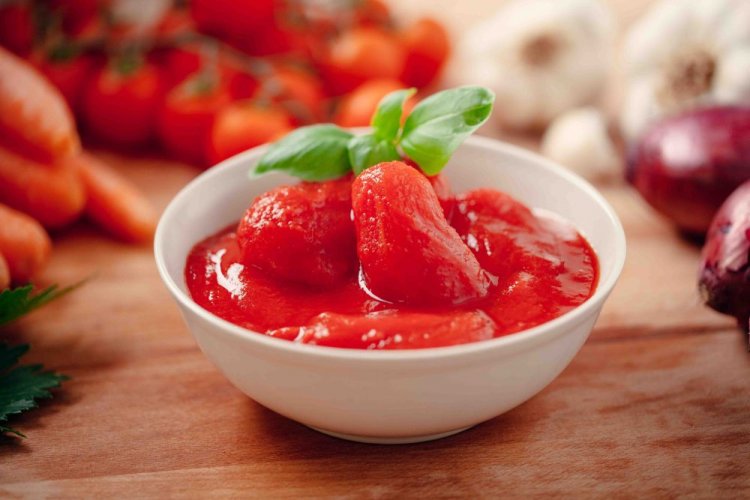 Tomaten im eigenen Saft mit Basilikum und Gewürzen