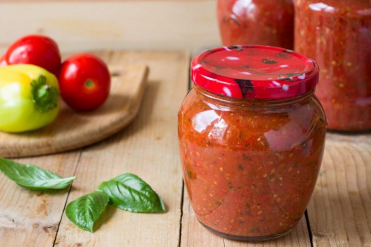 Adschika aus Tomaten mit scharfem Pfeffer, Knoblauch und Basilikum