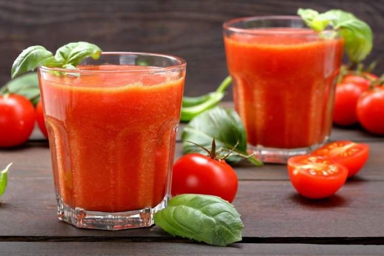 Tomatensaft mit Basilikum für den Winter