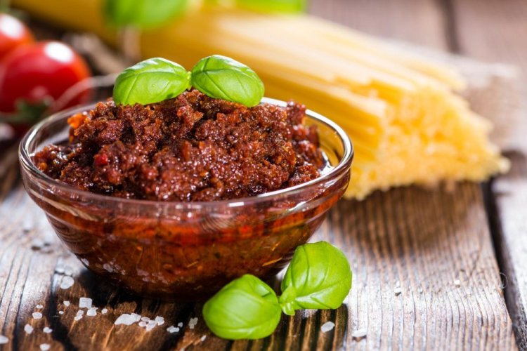Tomatenpesto mit Basilikum für den Winter