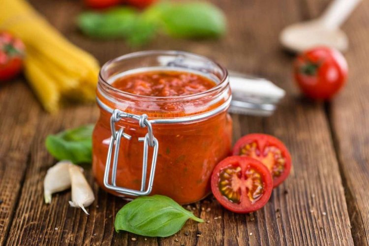 Tomatensauce mit Knoblauch und Basilikum für den Winter