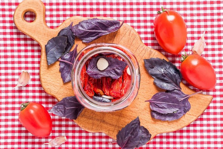 Getrocknete Tomaten mit Basilikum und Knoblauch