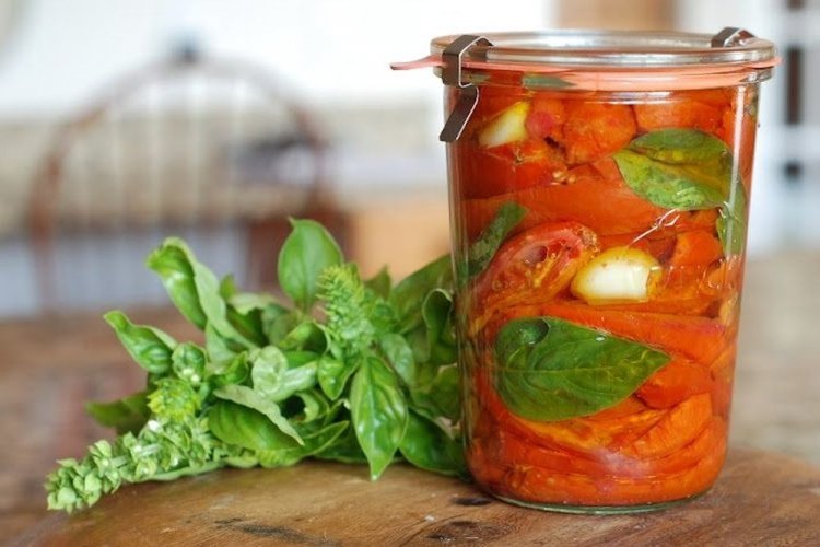 Getrocknete Tomaten mit Knoblauch und Basilikum im Dörrautomaten