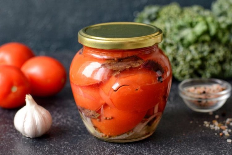 Halbierte Tomaten mit Basilikum, Zwiebeln und Knoblauch