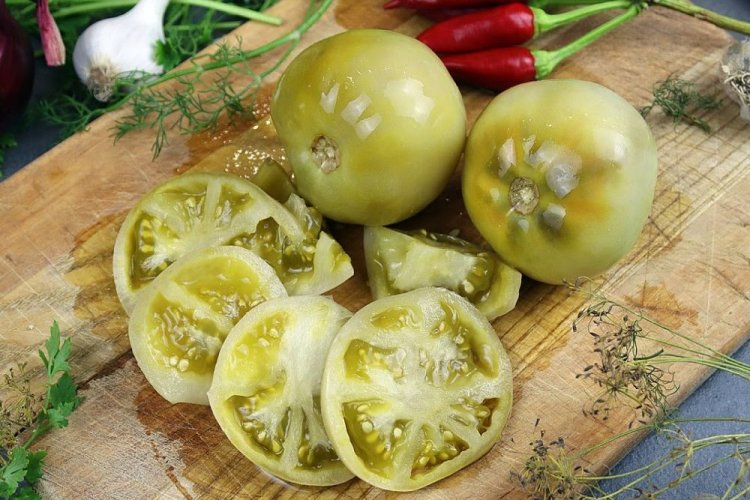 Grüne Tomaten, fermentiert mit Knoblauch, scharfem Pfeffer und Basilikum