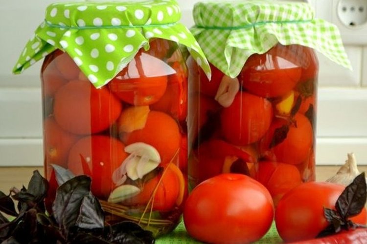 Süße Tomaten mit Knoblauch, Basilikum und Zitronensäure